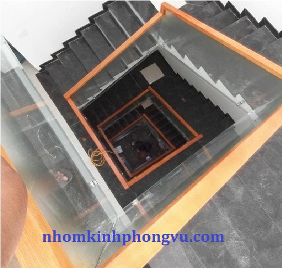 Cầu thang kính cường lực CTK08